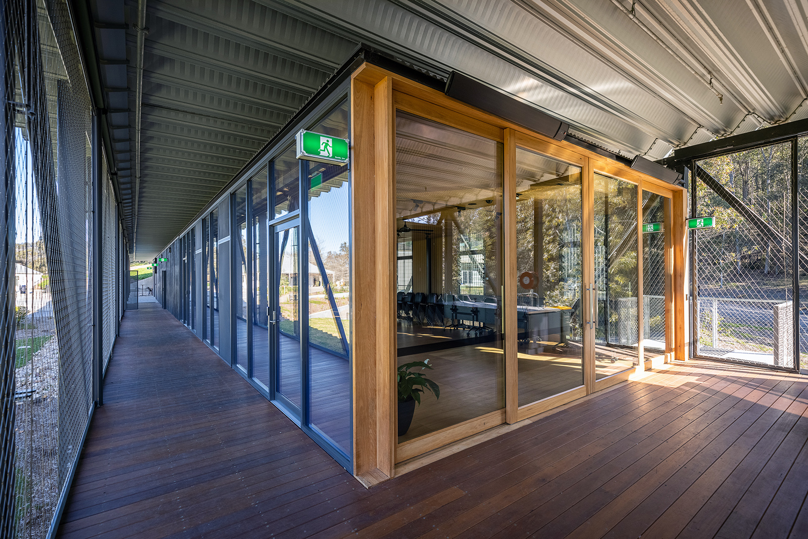 The ARAMAX® roof with its clear spans over The Bridge, functions as a parasol, shading the breezeway spaces