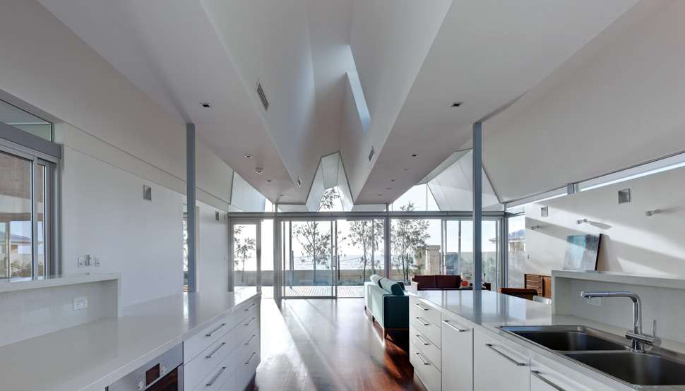 Courtyards on the northern and southern sides mean that the rooms closest to the street benefit from borrowed views thanks to expansive glazing and the open-plan living area at the western end.