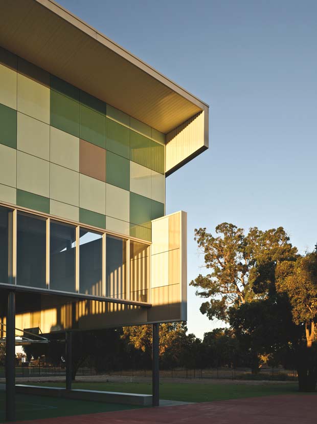 The school’s colours are drawn from the greens, greys and yellows of the surrounding vegetation. These are judiciously interspersed with bright patches of colour.