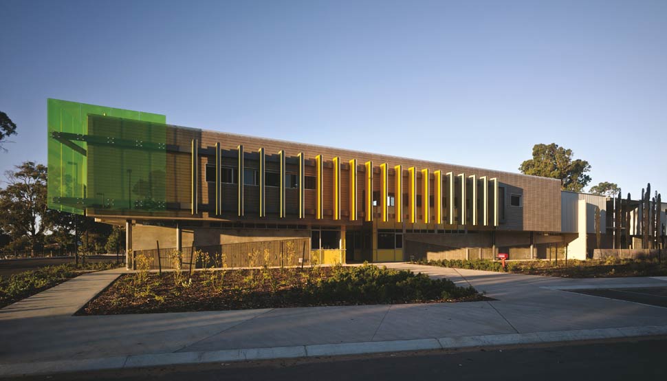 The school’s colours are drawn from the greens, greys and yellows of the surrounding vegetation. These are judiciously interspersed with bright patches of colour.