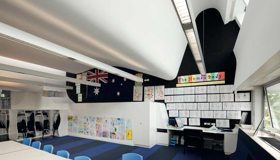 The steel ‘sausage’ extrusion of the Nicholson Street profile creates an unusual roof line and engaging spaces inside, particularly on the upper-level where classrooms with curved ceilings are painted in a vivid blue colour scheme to create a “floating in the clouds” experience for Year 6 students. 