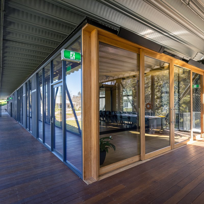 The ARAMAX® roof with its clear spans over The Bridge, functions as a parasol, shading the breezeway spaces