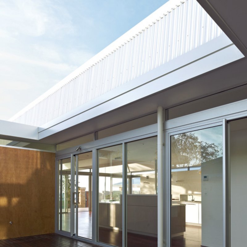 Courtyards on the northern and southern sides mean that the rooms closest to the street benefit from borrowed views thanks to expansive glazing and the open-plan living area at the western end.