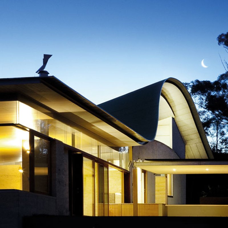 The gentle sine curve of the roof required straight materials in short lengths.