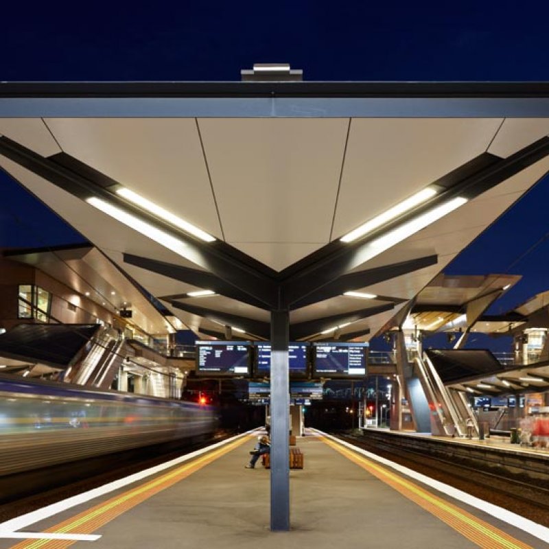 A series of slender, tree-like concrete columns rise from the station’s southern end at platform level to support the upper-level concourse, risers and canopies. This feathering of form and structure is critical to the achievement of design and operational clarity.