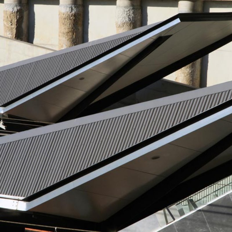 The use of LYSAGHT KLIP-LOK® HS700 and LYSAGHT SPANDEK®, both made from COLORBOND® steel in the colour Ironstone®, express the evolution of materials that have stood the test of time.
