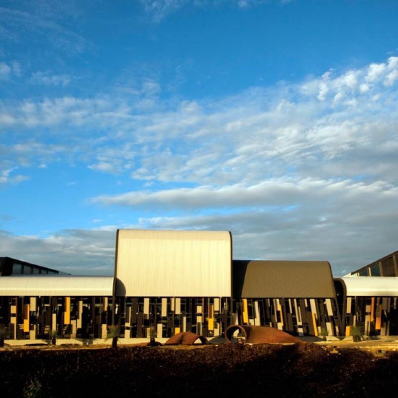 The sheeting made from COLORBOND® steel provided flexibility for creating curves and for doing them in a single piece, resulting in less maintenance and less leakage in the roof system. 